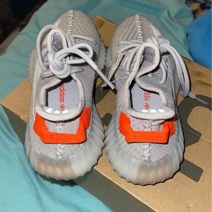 Yeezy 350 v2  Brand New 🚨🚨🚨